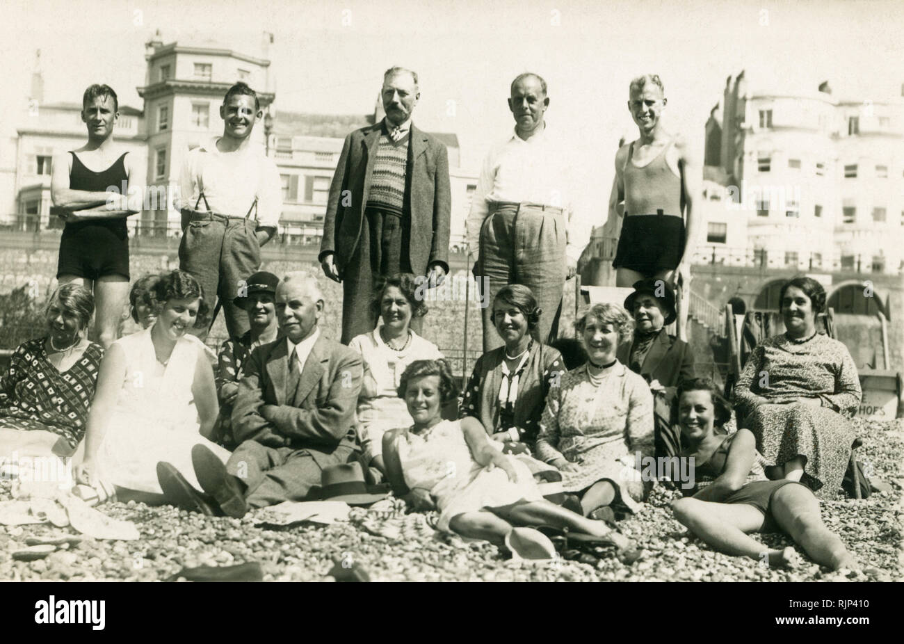 Riunione di famiglia sulla spiaggia di Brighton, 1931 Foto Stock