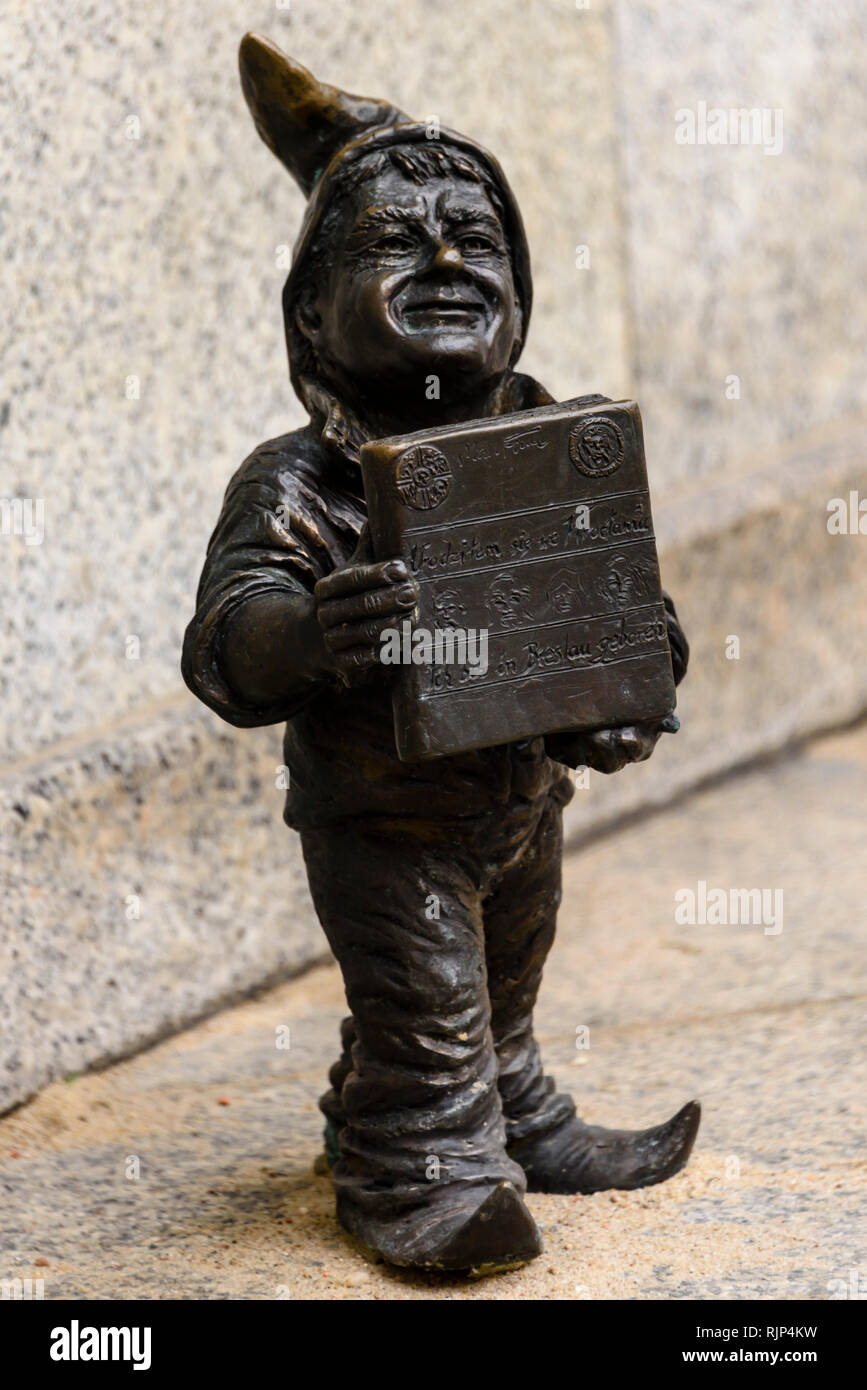 Uno degli gnomi in ottone (krasnale, krasnoludki) a Wrocław, Wroklaw, Polonia Foto Stock