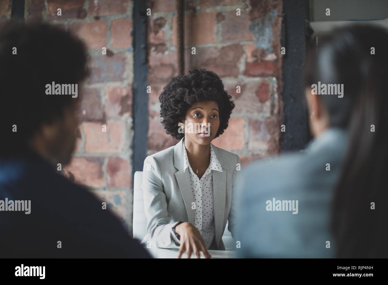 African American imprenditrice parlando in una riunione Foto Stock