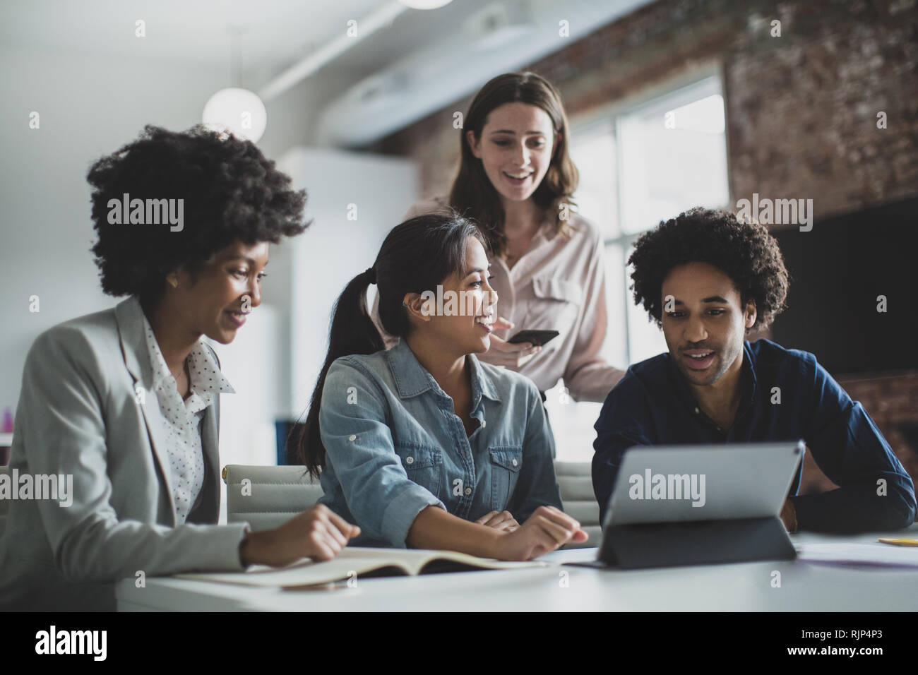 Gruppo di imprenditori crowdfunding Foto Stock