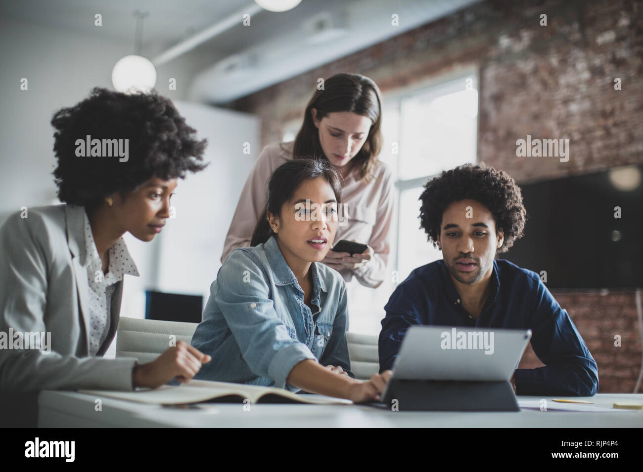 Gruppo di imprenditori crowdfunding Foto Stock