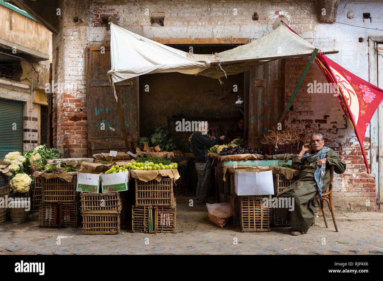 Gli acquirenti locali in un negozio di alimentari a Rasheed (Egitto) souq marketplace vendere cavolfiori, melanzane e altri prodotti. Foto Stock