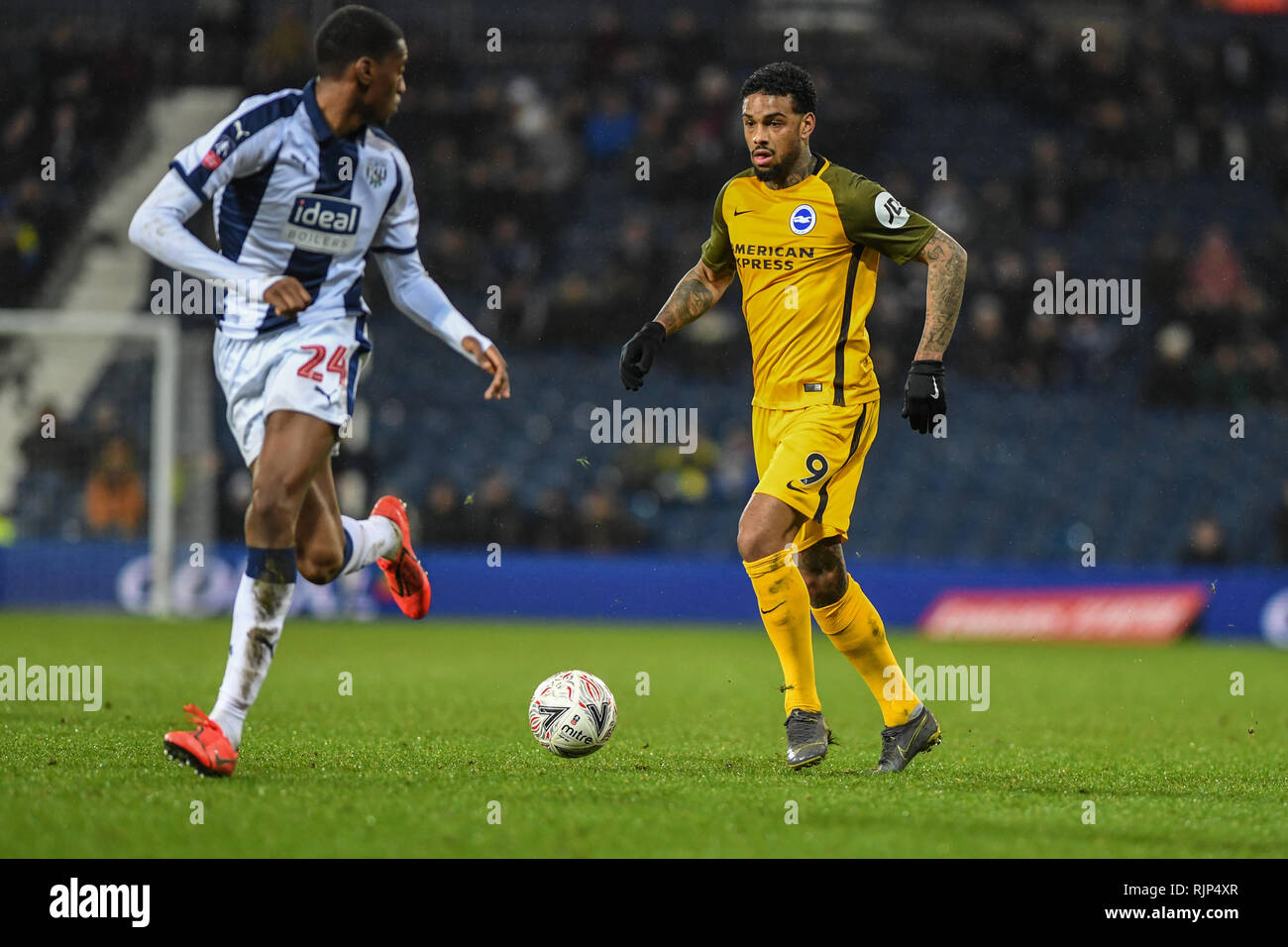 6 febbraio 2019, i biancospini, West Bromwich, Inghilterra; Emirates FA Cup, 4° Round replay, West Bromwich Albion vs Brighton ; Jürgen Locadia (09) di Brighton dribbling passato Tosin Adarabioyo (24) del West Brom Credito: Phil Westlake/News immagini, English Football League immagini sono soggette a licenza DataCo Foto Stock