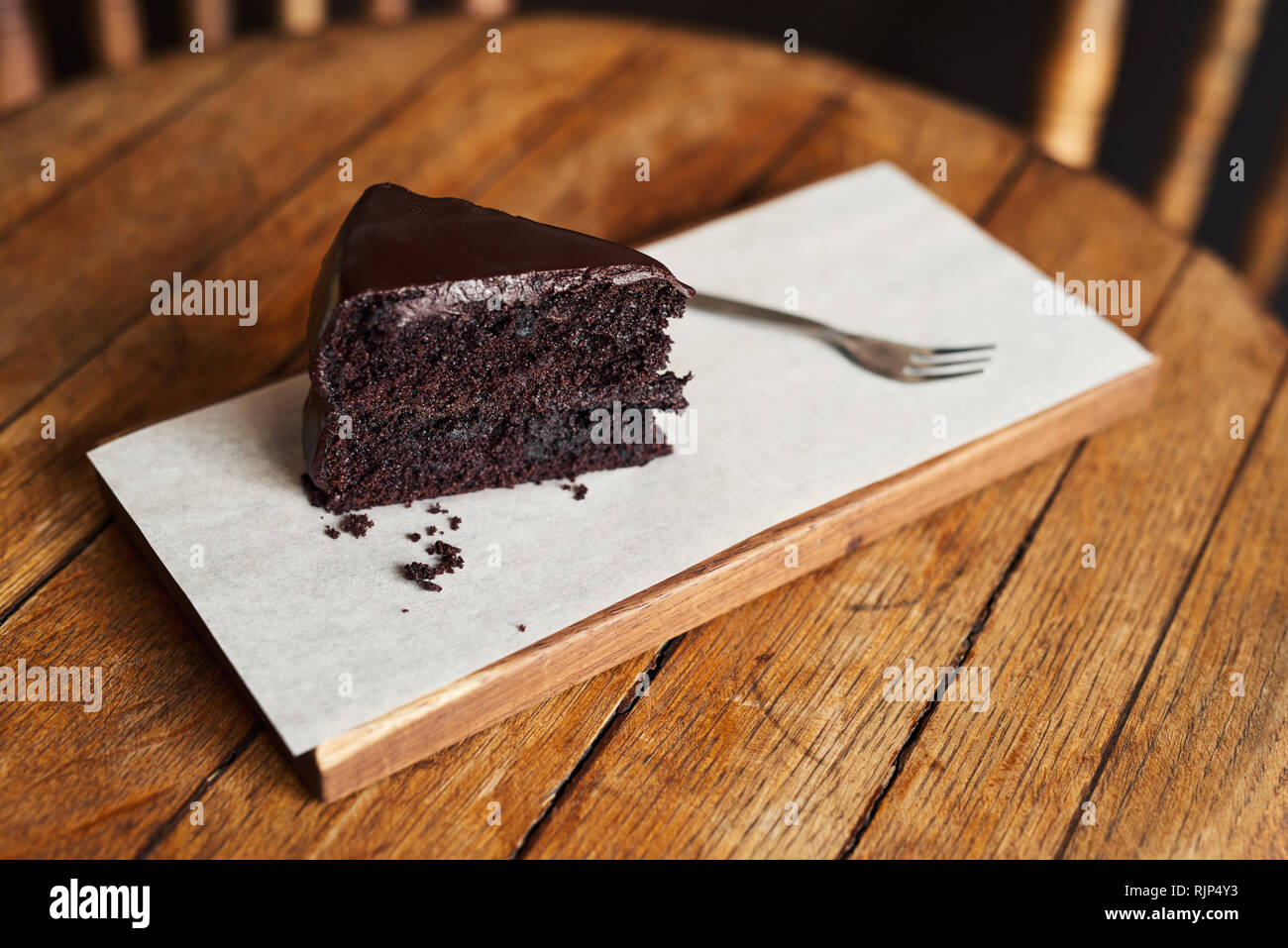 Fetta della ricca torta al cioccolato seduti a un tavolo del bar Foto Stock