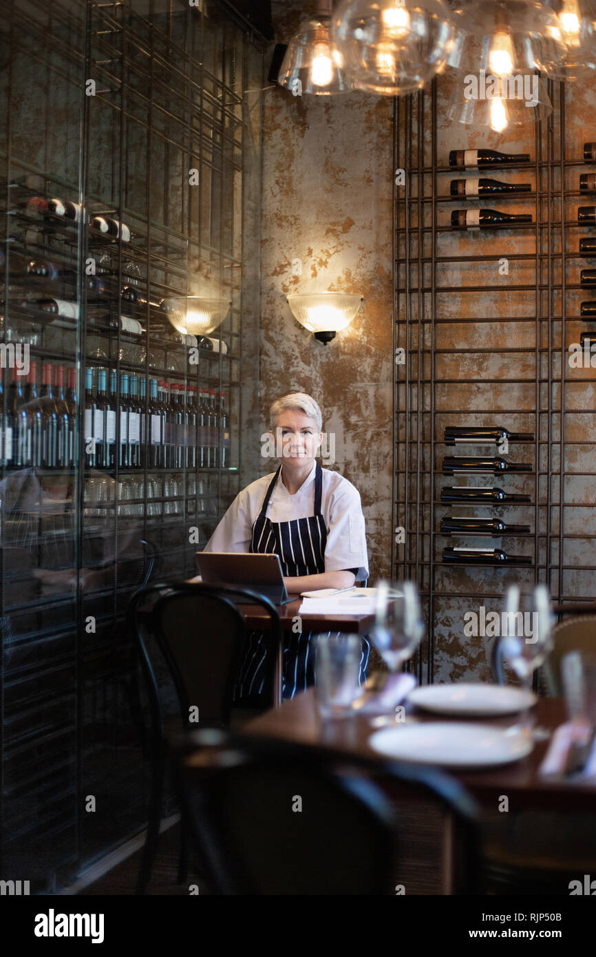 Ritratto di donna chef e proprietario del ristorante Foto Stock