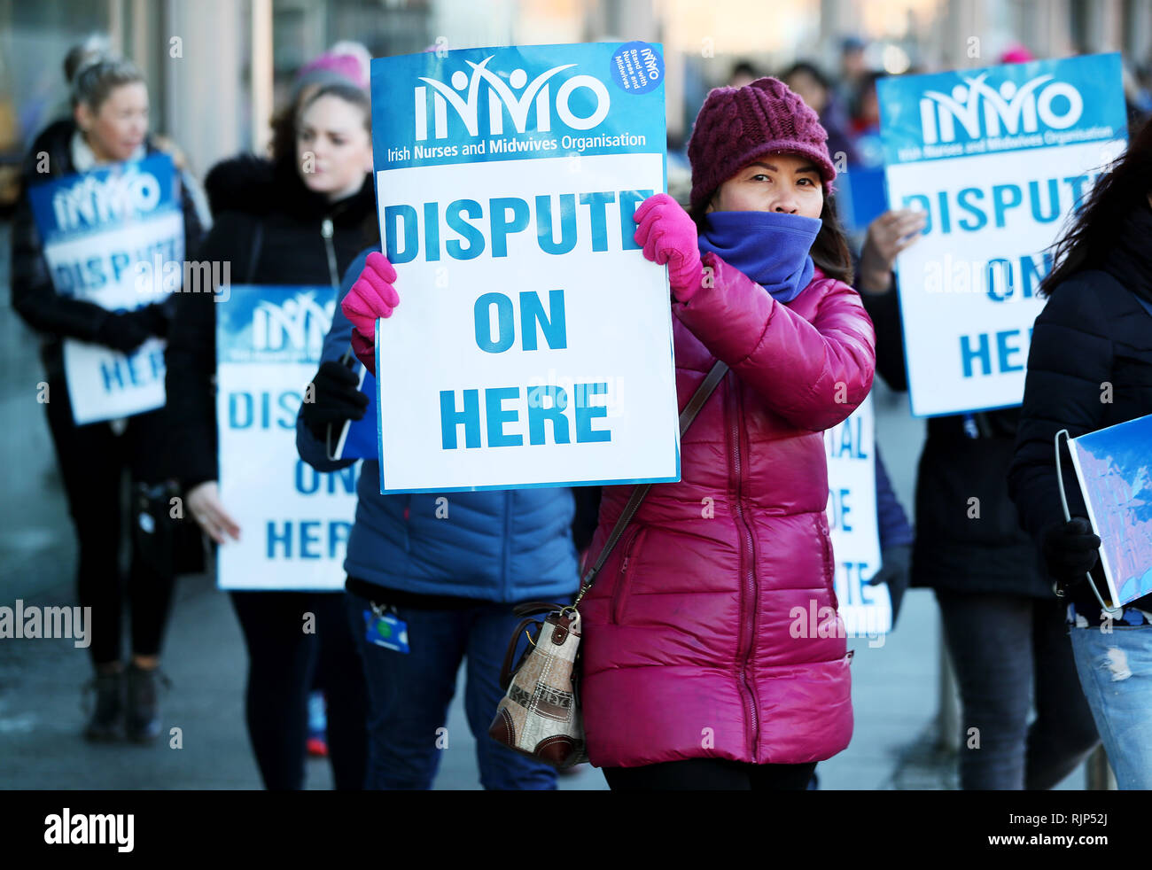 Gli infermieri prendere parte nel loro terzo giorno di azione industriale i salari e le condizioni al di fuori del Mater Hospital di Dublino. Foto Stock