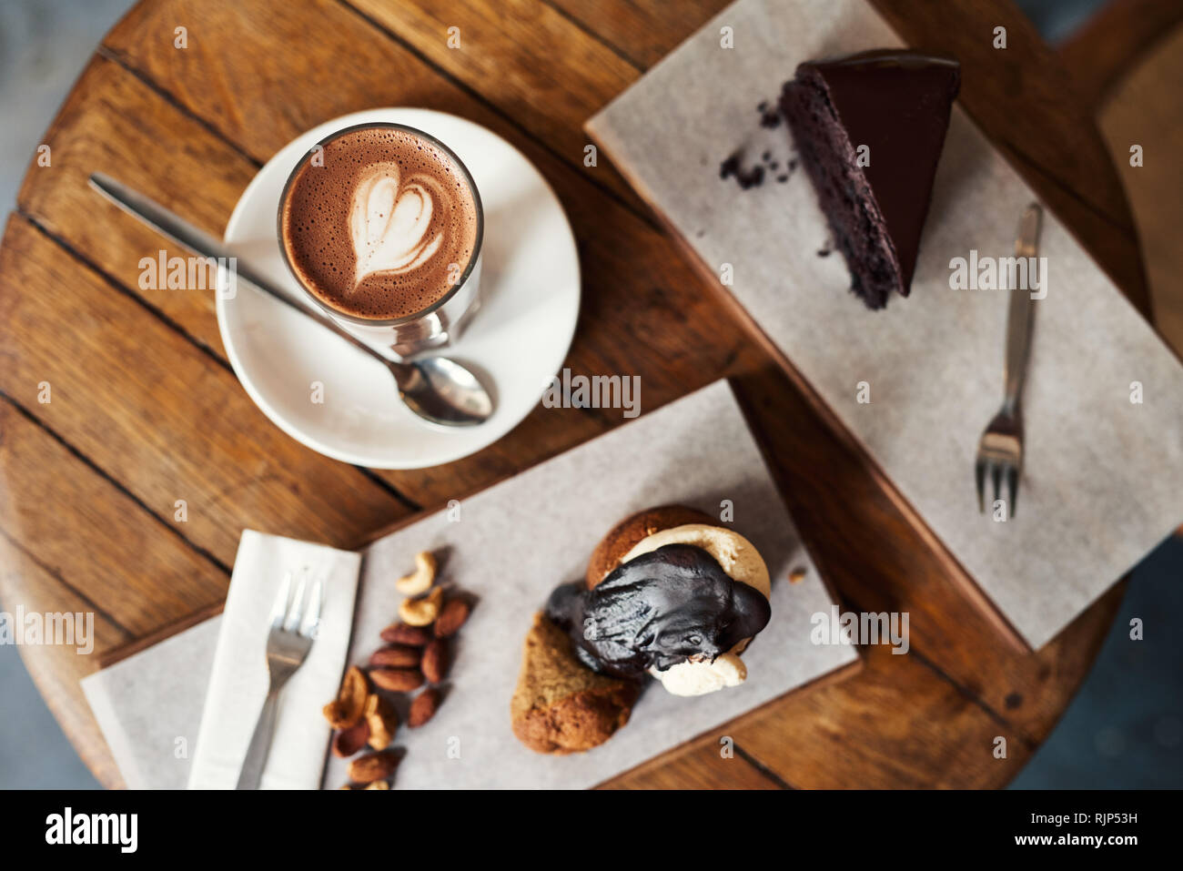 Deliziosa varietà di dessert seduti a un tavolo del bar Foto Stock