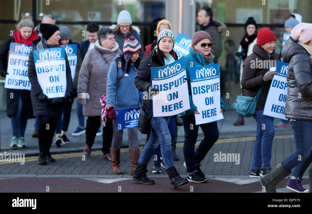 Gli infermieri prendere parte nel loro terzo giorno di azione industriale i salari e le condizioni al di fuori del Mater Hospital di Dublino. Foto Stock