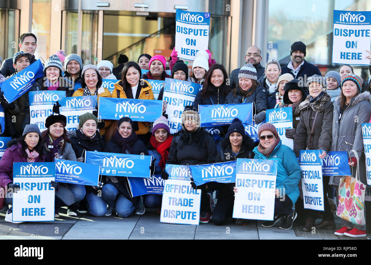 Gli infermieri prendere parte nel loro terzo giorno di azione industriale i salari e le condizioni al di fuori del Mater Hospital di Dublino. Foto Stock