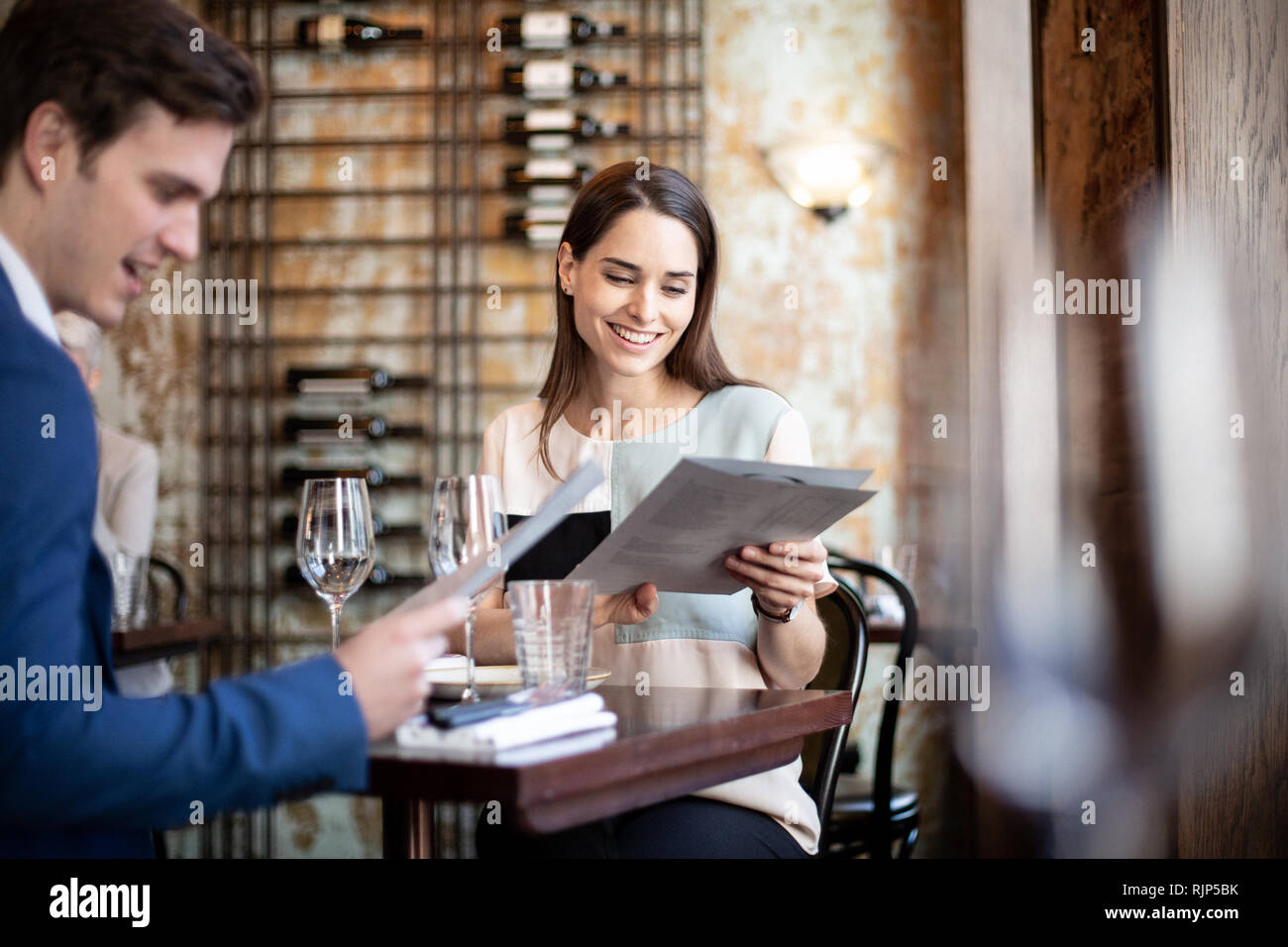 Coppia avente un pasto in un ristorante Foto Stock