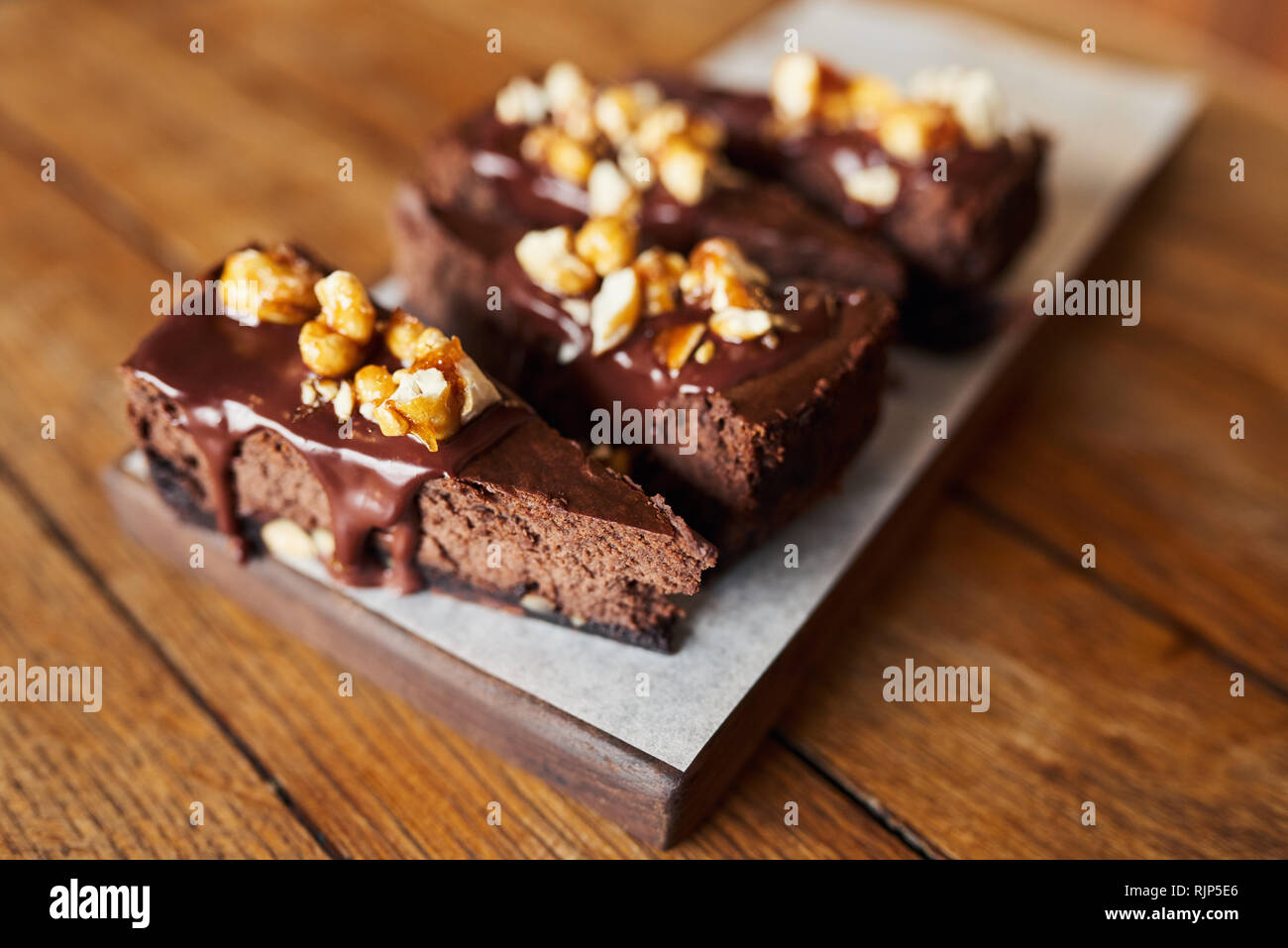 Deliziose fette di torta al cioccolato seduti su un tavolo da forno Foto Stock