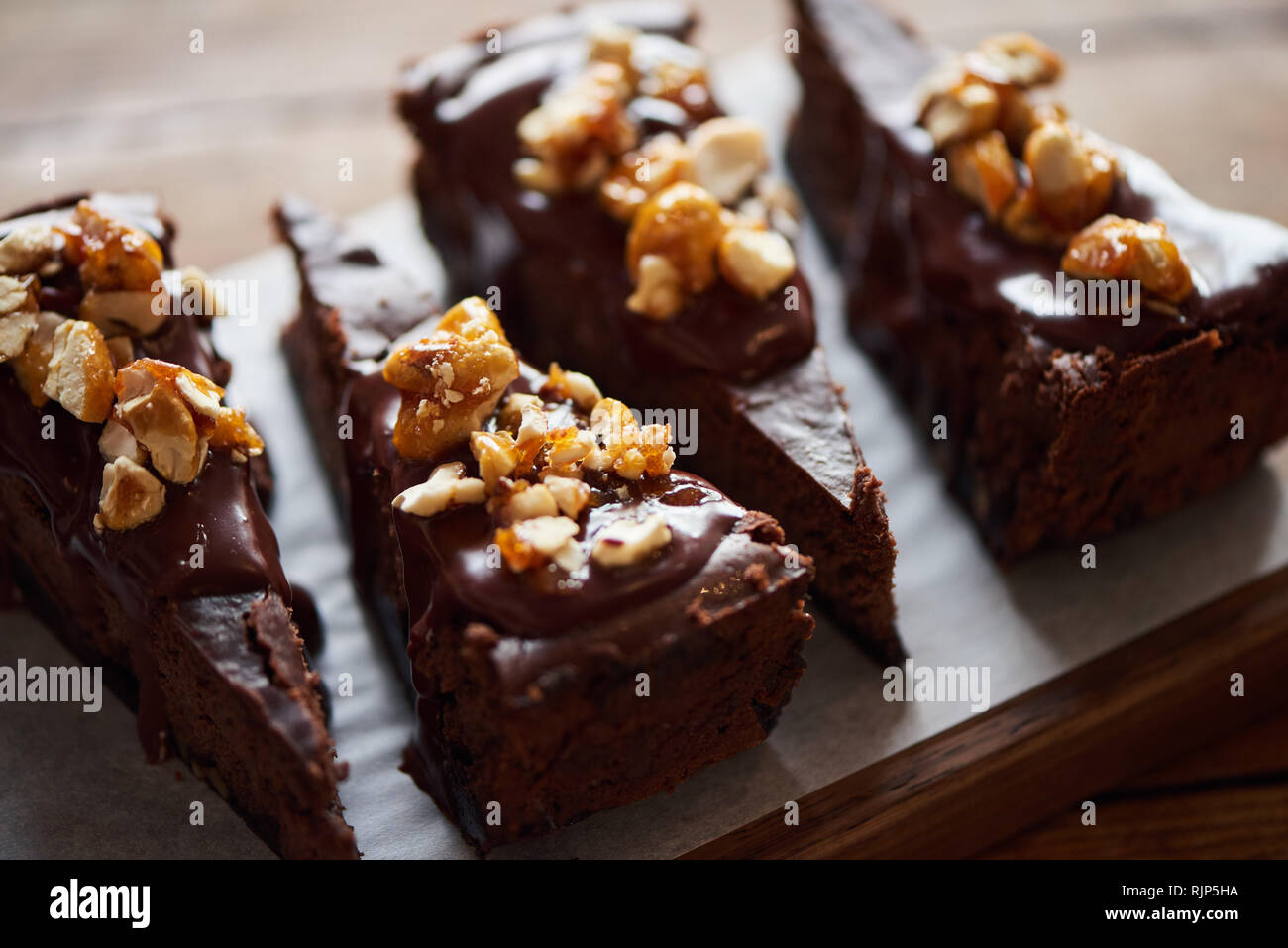 Fette di torta al cioccolato seduto su un tavolo Foto Stock