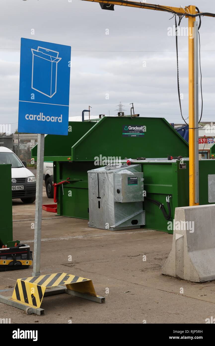 Nuovo compattatore unità di riciclaggio a Swindon Road depot gestito da Cheltenham Borough consiglio - 3.10.17 foto da Antony Thompson - Mille parola supporti, Foto Stock