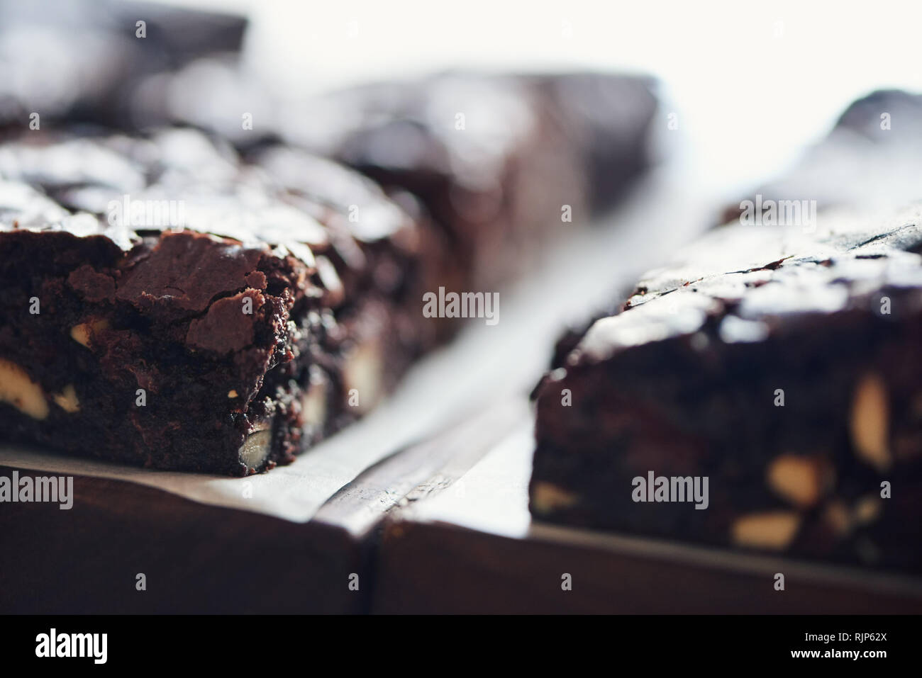 Primo piano di una gustosa brownie al cioccolato seduto su un tavolo Foto Stock
