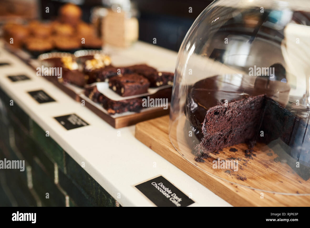 Varietà di deliziosi dessert in una panetteria del contatore del display Foto Stock