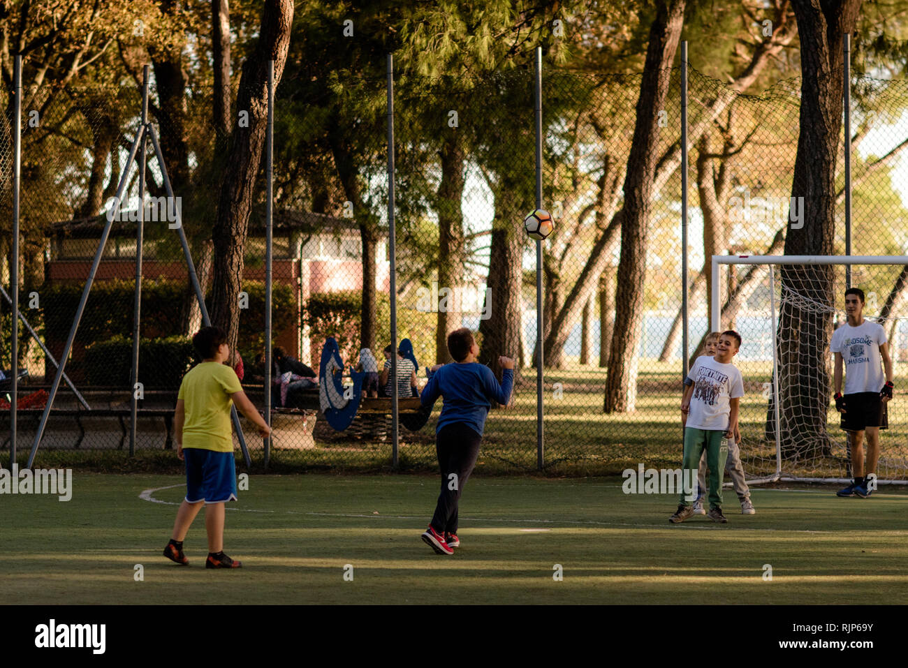 I bambini che giocano a calcio nel parco. Venezia. L'Italia. Foto Stock