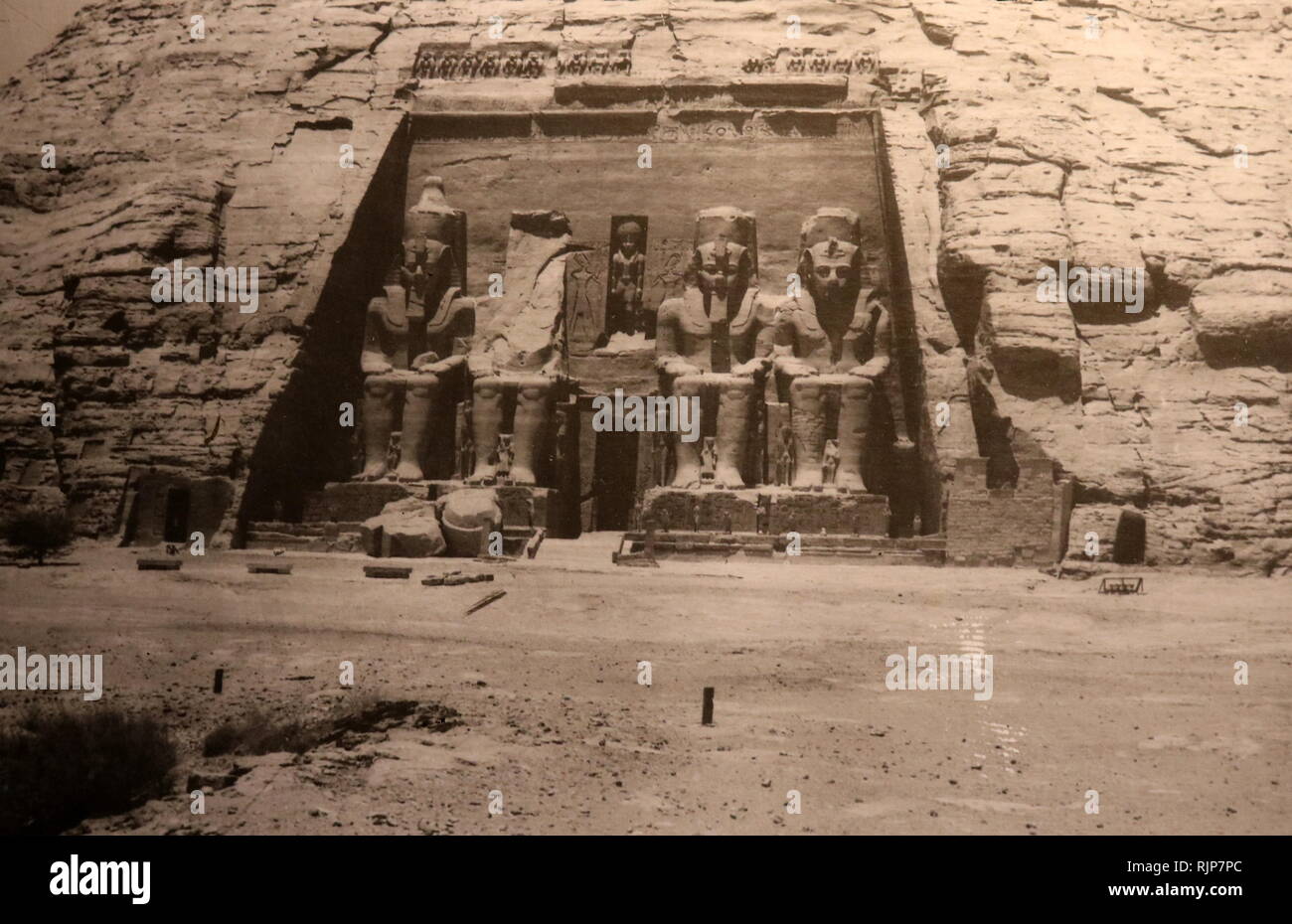 Una fotografia scattata di Abu Simbel tempio, in Nubia, l'Egitto meridionale, vicino al confine con il Sudan. Il complesso è un sito Patrimonio Mondiale dell'UNESCO. Il tempio risale al XIII secolo a.c. durante il XIX dinastia regno del faraone Ramesse II. Si tratta di un monumento al re e commemora la sua vittoria nella battaglia di Kadesh. Il complesso fu trasferito nella sua interezza nel 1968 sotto la supervisione di un archeologo polacco, Kazimierz Michalowski, su di una collina artificiale realizzato a partire da una struttura a cupola, alta sopra la diga di Assuan serbatoio. Foto Stock