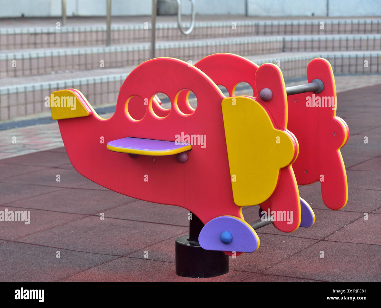 Dondolo aeroplano giocattolo in pubblico area ricreativa di Tsing Yi promenade, Hong Kong. Foto Stock