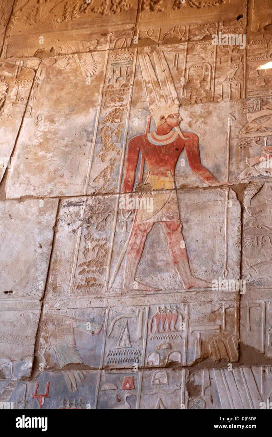 Una fotografia del Festival Hall di Thutmosi III (AKH-menu) è un antico santuario a Luxor (TEBE), Egitto. È situato nel cuore del distretto di Amon-Ra, nel complesso del Tempio di Karnak. La Hall è situato alla fine del Regno di Mezzo corte. Fu inizialmente costruito per celebrare il Giubileo (Heb-Sed) del XVIII dinastia faraone, Thutmosi III, e divenne in seguito utilizzati come parte dell'annuale Festival Opet. circa 1425 BC Foto Stock