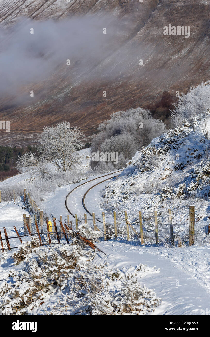 La singola traccia West Highland linea ferroviaria in inverno. Auch, Argyll and Bute, Scozia Foto Stock