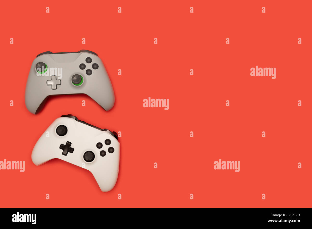 Due game pad isolato su sfondo rosso. Video il concetto di gioco. Foto Stock