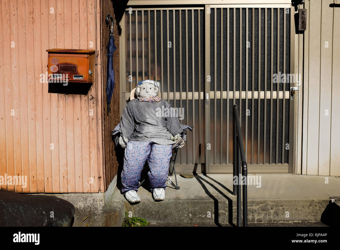 Vita-dimensioni bambole in villaggio Nagoro in Shikoku, Giappone. Realizzato come parte di una bizzarra sforzo per mantenere il paese popolato come residenti o lasciare passare lontano. Foto Stock