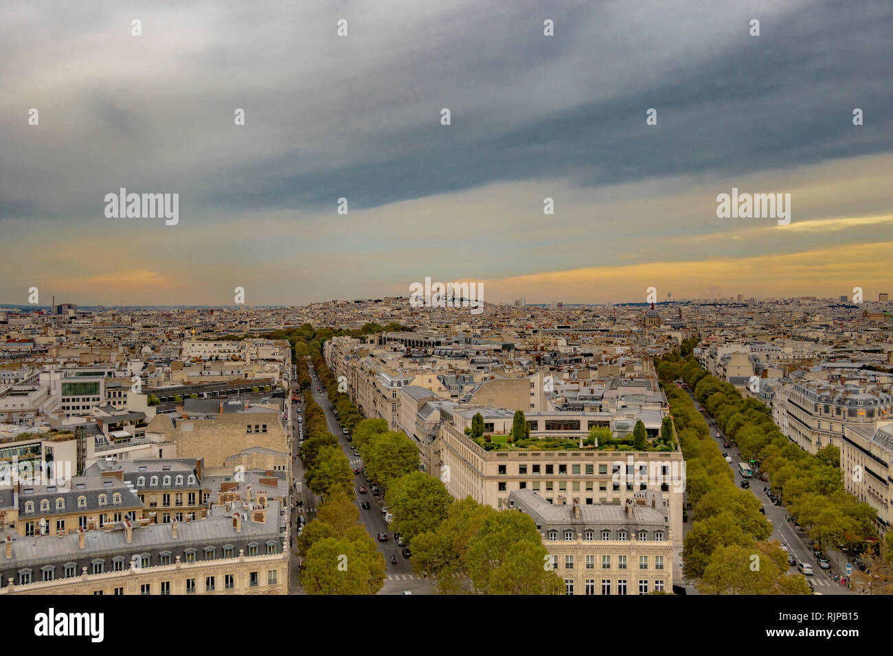 Avenue Hoche e Avenue de Friedland due Grand boulevards parigini ventola out dall'Arc de Triomphe , paris , France Foto Stock