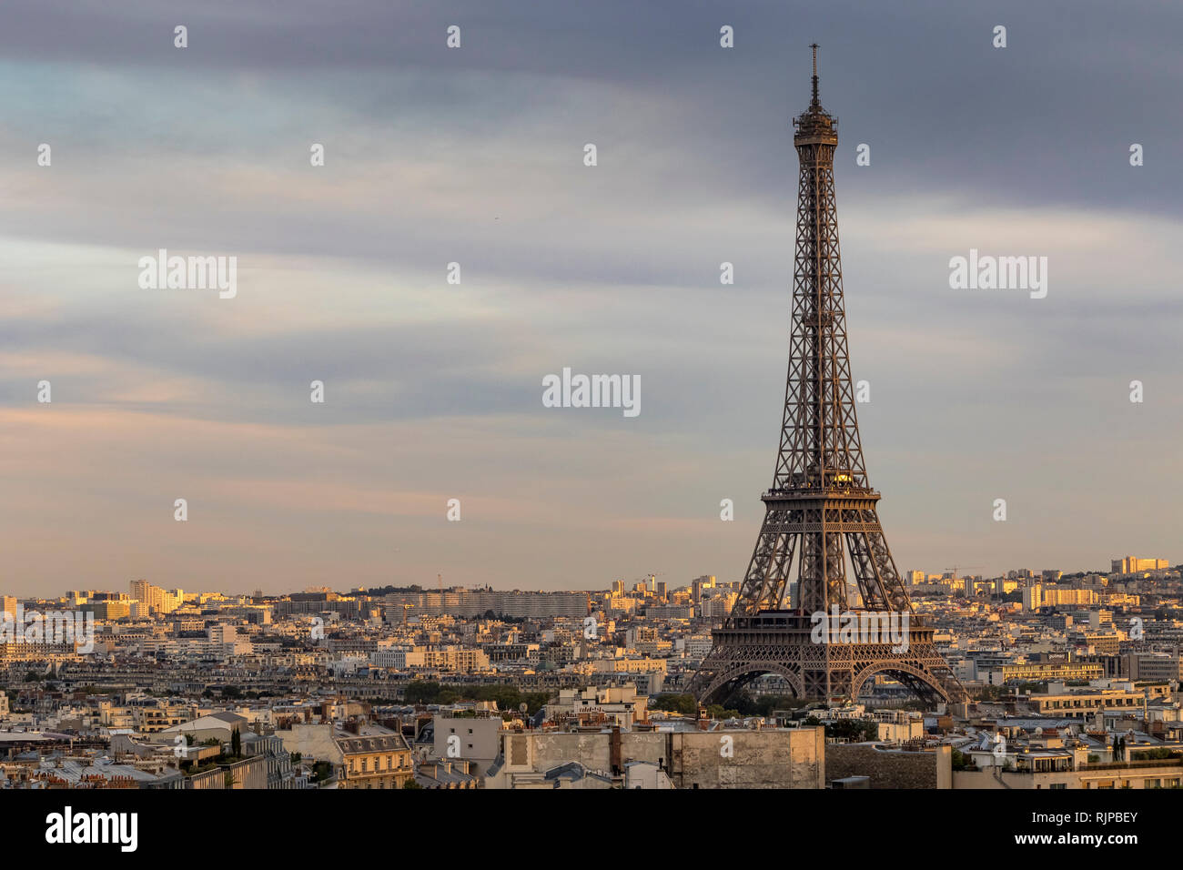 Sole del tardo pomeriggio rileva la Torre Eiffel dalla sommità del Arc de Triomphe ,Parigi,Francia Foto Stock