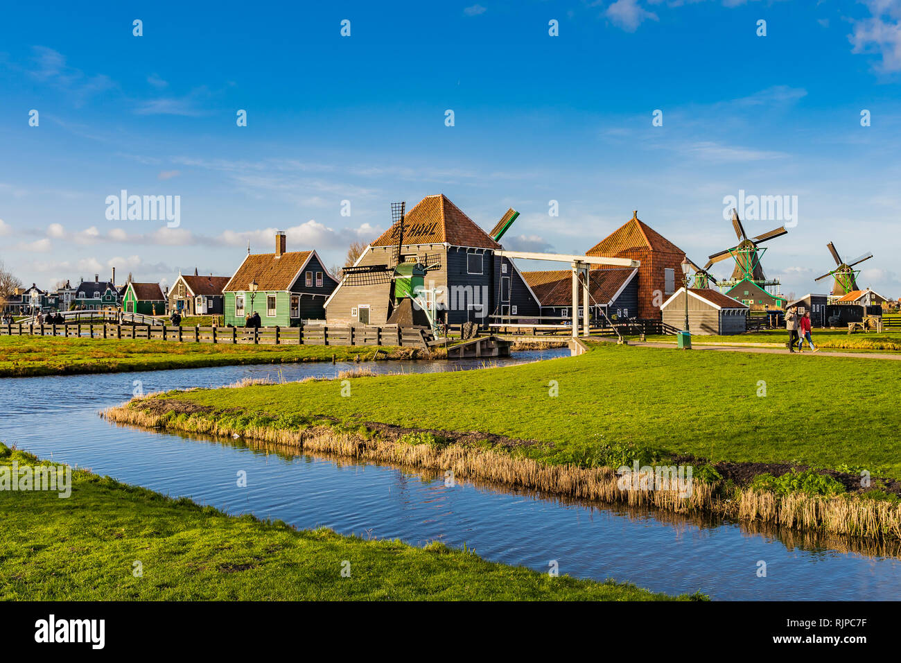 Zaanse Schans village nei Paesi Bassi dove mulini a vento, gli zoccoli e i caseifici sono .... Foto Stock