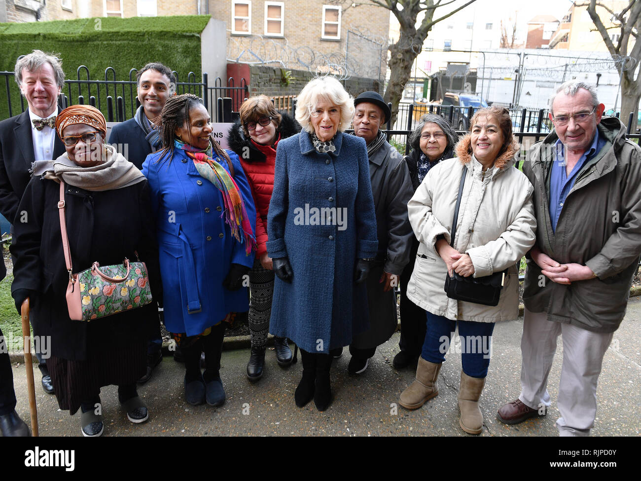 La duchessa di Cornovaglia soddisfa le persone che coltivano orto durante una visita a Lambeth GP Food Co-op Giardino di Swann Mews, in Stockwell, Londra. Foto Stock