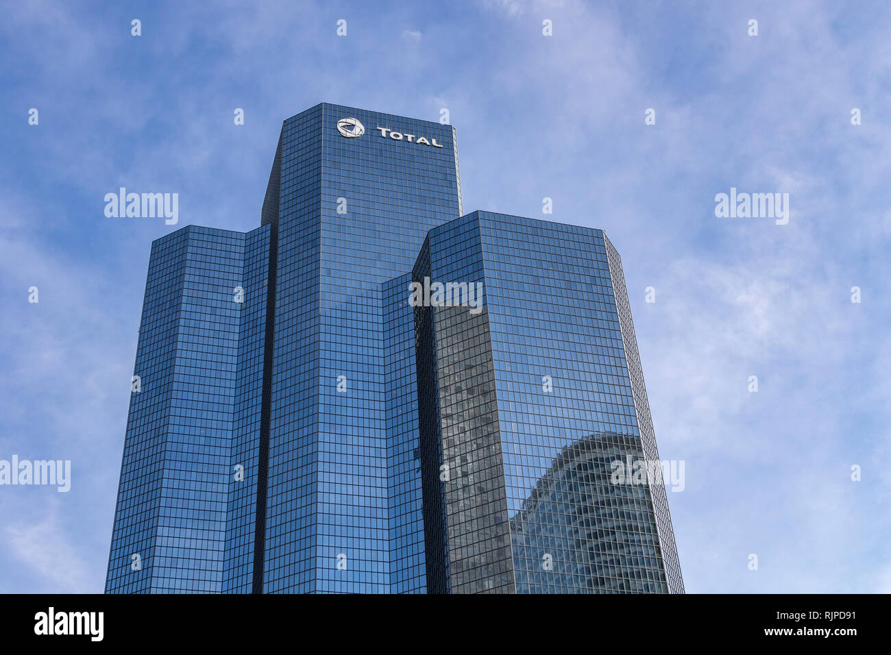 Tour Totale Totale o tower è un grattacielo ufficio situato nel quartiere La Défense, Courbevoie Foto Stock