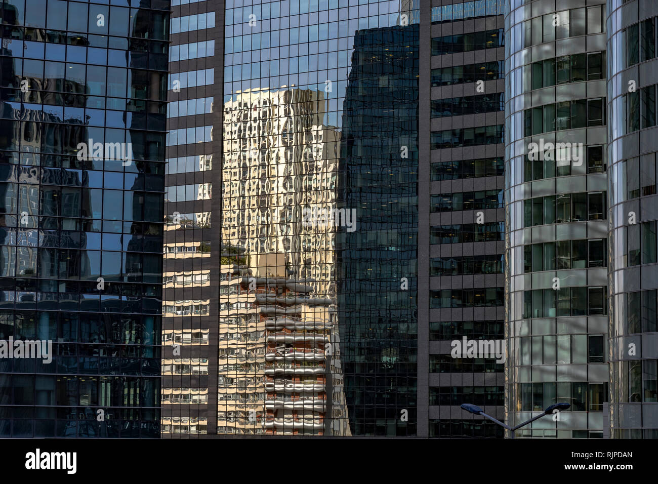 Riflessioni in Windows di un alto edificio di uffici La Défense , Parigi Foto Stock