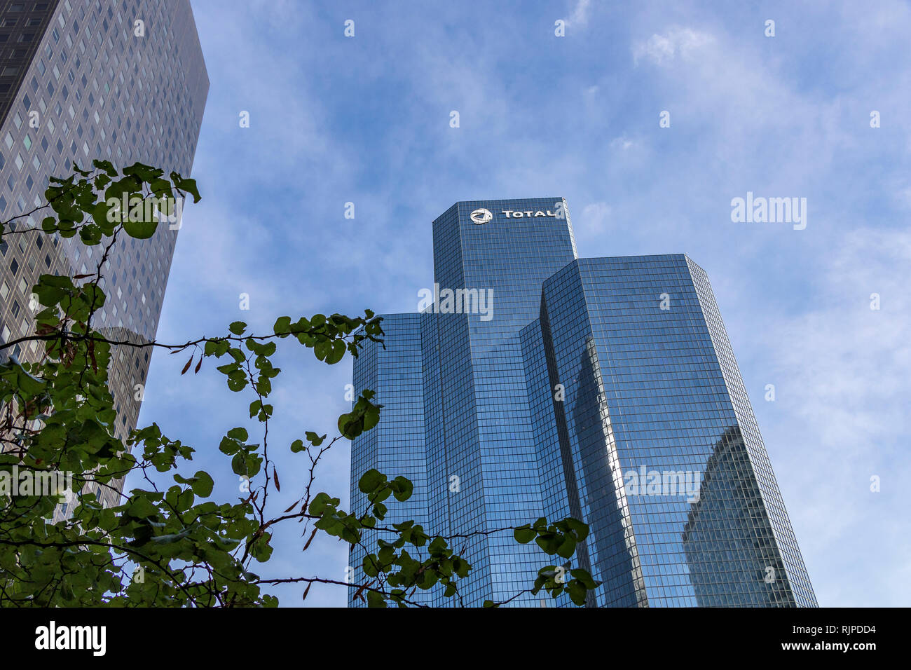 Tour Totale Totale o tower è un grattacielo ufficio situato nel quartiere La Défense, Courbevoie Foto Stock