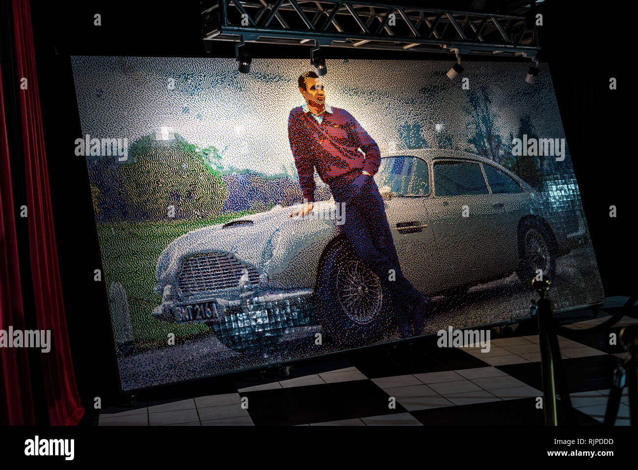 Un mosaico di Lego di Sean Connery in posa con un 1964 Aston Martin DB5 creato da Ryan McNaught aka il Brickman Foto Stock
