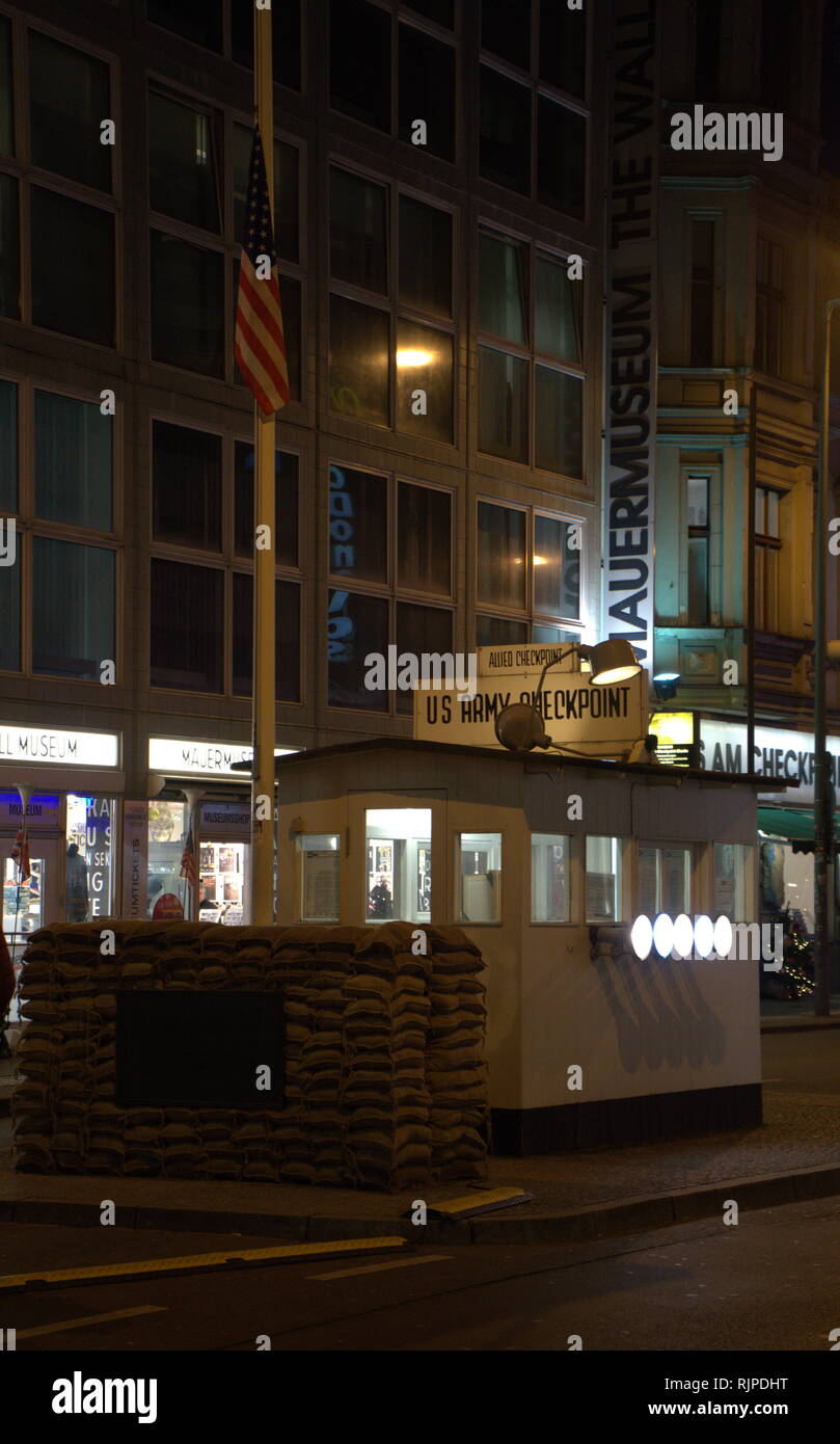 Una fotografia del Checkpoint Charlie; i più noti del muro di Berlino in punto di incrocio tra Berlino Est e Berlino Ovest durante la Guerra Fredda. Foto Stock