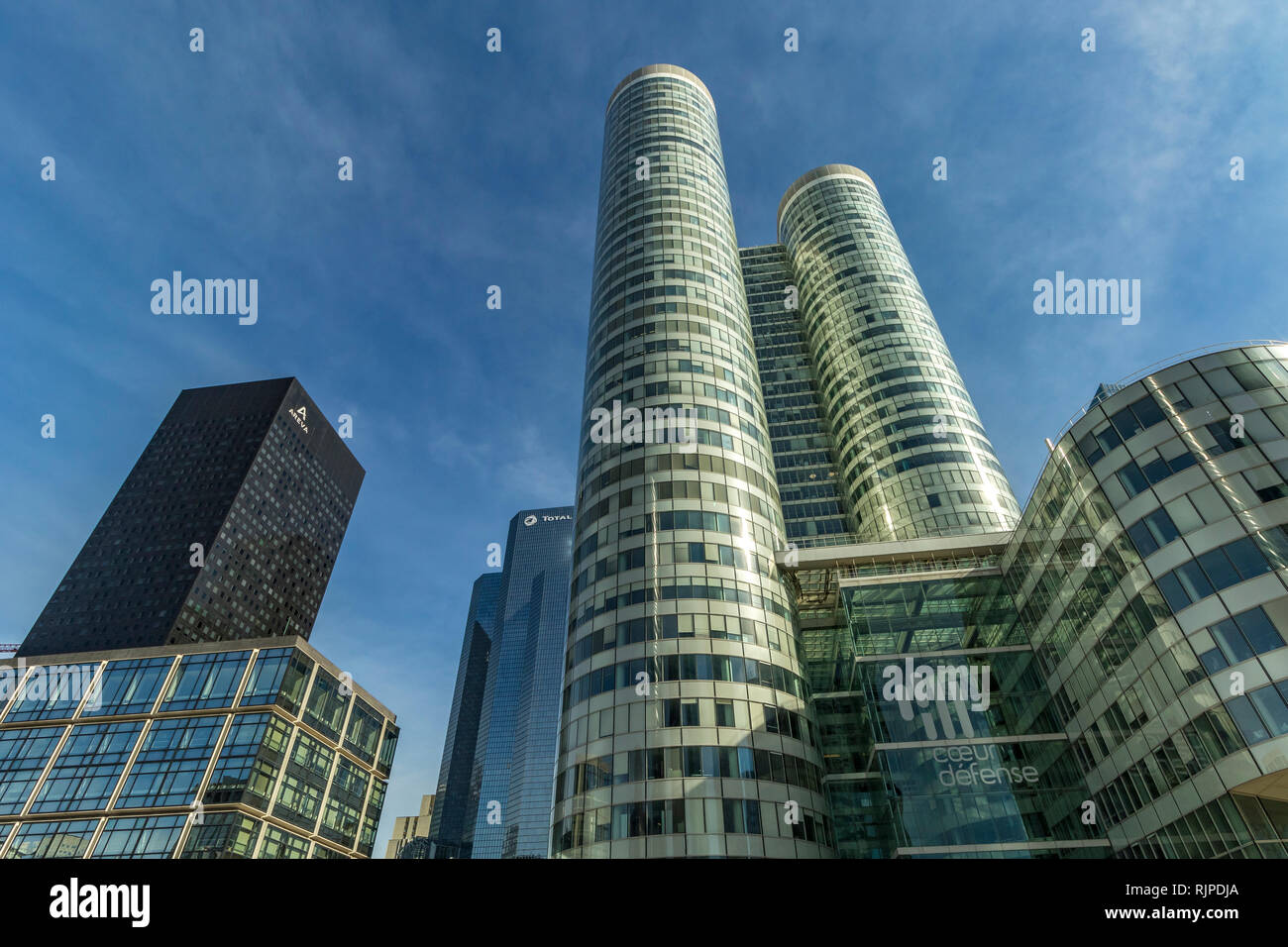 Coeur Défense è un ufficio grattacielo a La Défense, il grattacielo di quartiere degli affari a ovest di Parigi è un edificio con più spazio sul pavimento in Europa Foto Stock