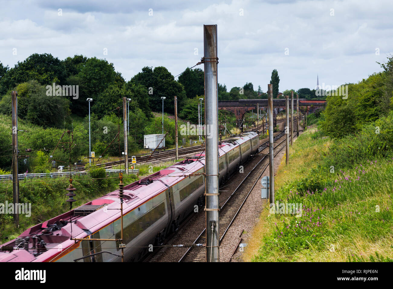 Pedolino Virgin Express treno passeggeri in direzione nord sulla linea principale della costa occidentale, vicino Farington giunzione curva, Preston, Lancashire. Foto Stock