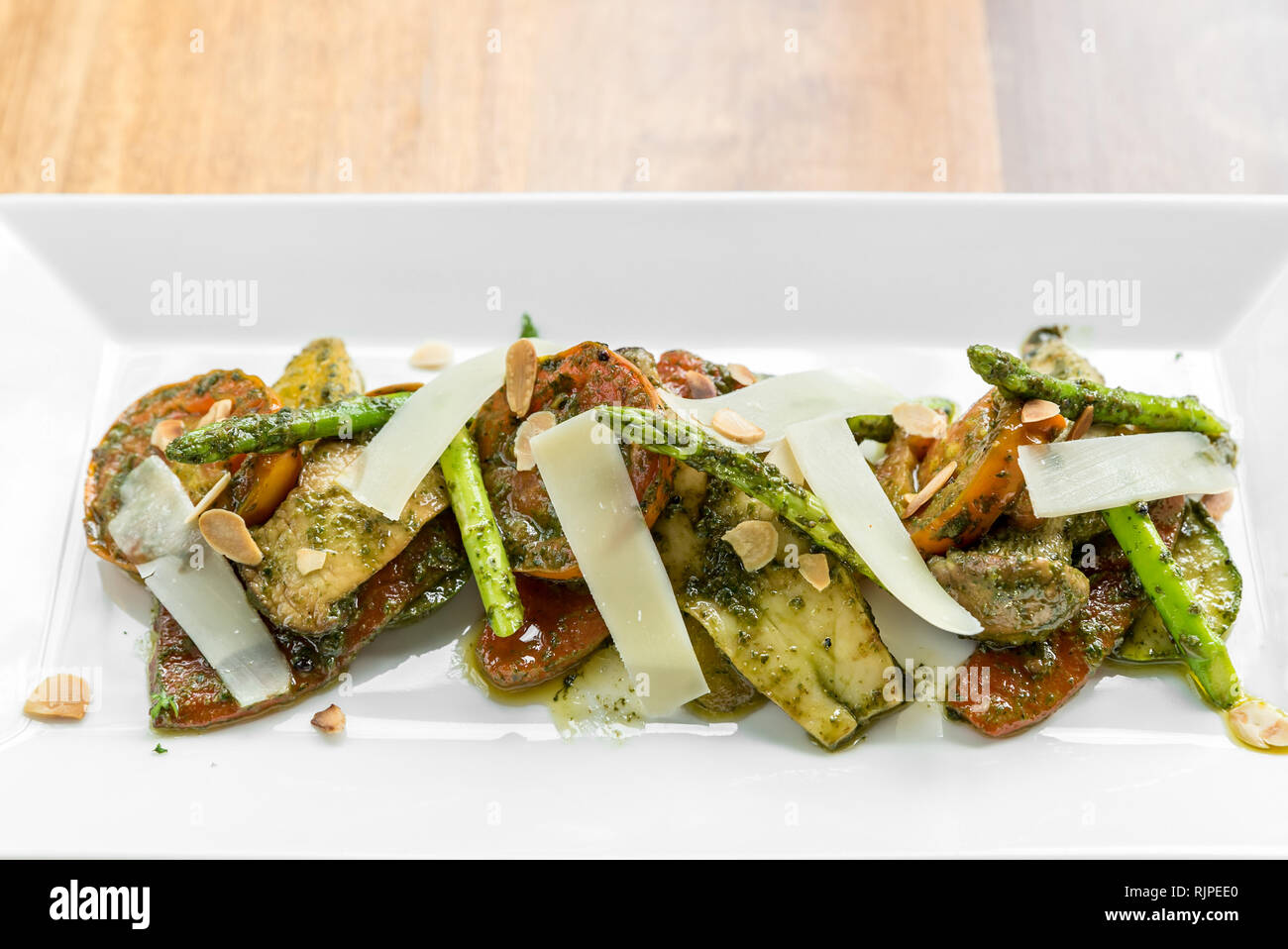Grigliata di verdure con salsa di Pestro omwooden tabella Foto Stock