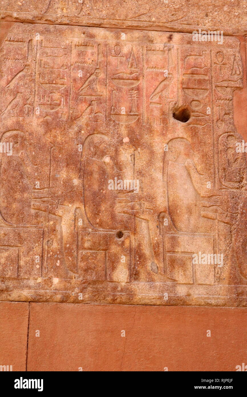 Una fotografia scattata alla Cappella Rossa di Hatshepsut (La Chapelle Rouge) costruito inizialmente come una barca santuario durante il regno di Hatshepsut, il quinto faraone della XVIII dinastia di Antico Egitto e governato da circa 1479 a 1458 BC. Anche se era stata demolita e parti sono stati riutilizzati in antichità, in seguito riscoperta, la cappella è stata ricostruita utilizzando i suoi materiali originali. La sua posizione originale è pensato per essere stata nella corte centrale del tempio di Amon a Karnak, vicino a Tebe. Foto Stock