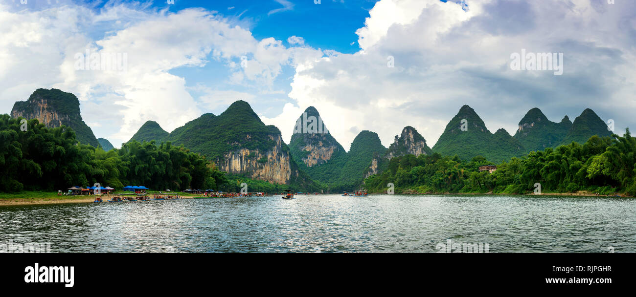 Vista panoramica del fiume Li crociera panoramica in Yangshuo, Cina Foto Stock