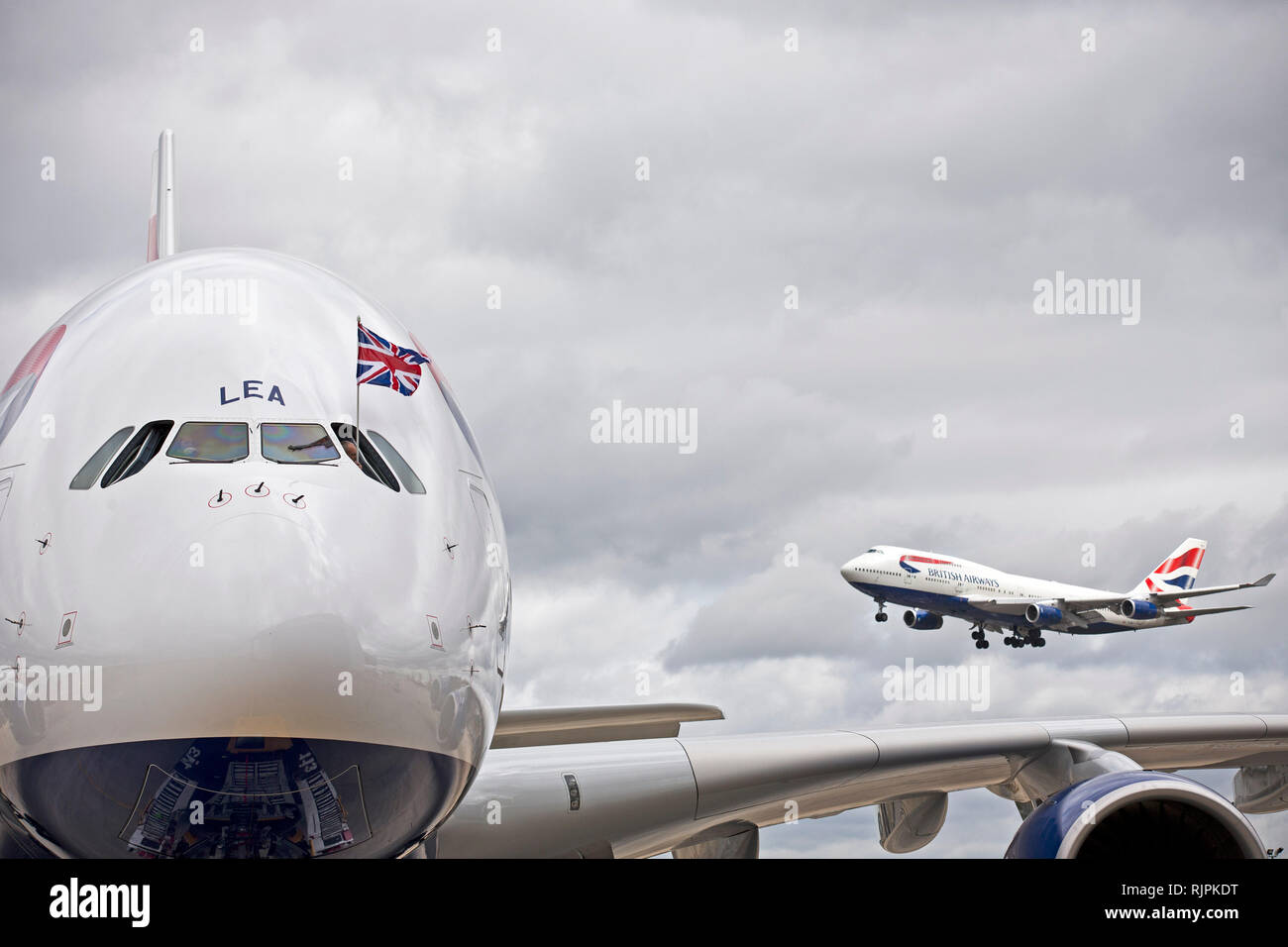 Un BA Boeing 747 terre (R) come un BA Airbus A380 (L) arriva presso l'aeroporto di Heathrow. Luglio 4, 2013. Foto Stock
