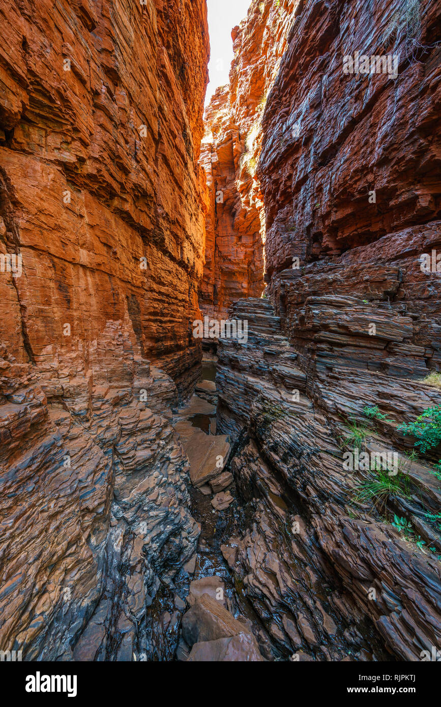 Escursionismo al corrimano in piscina nel weano gorge nel karijini national park, Australia occidentale Foto Stock