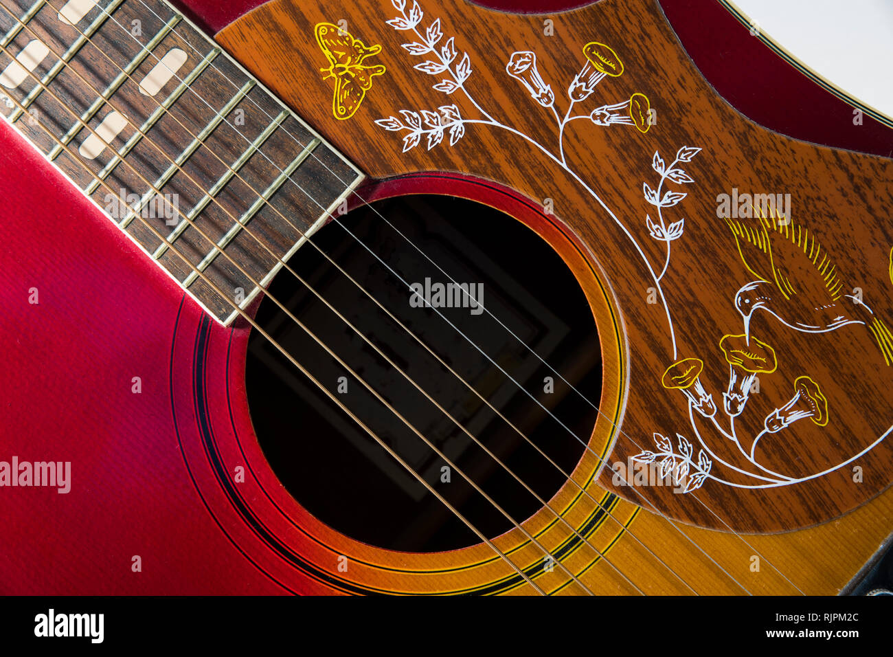 Red western chitarra strumento musicale con le stringhe in stretta fino Foto Stock