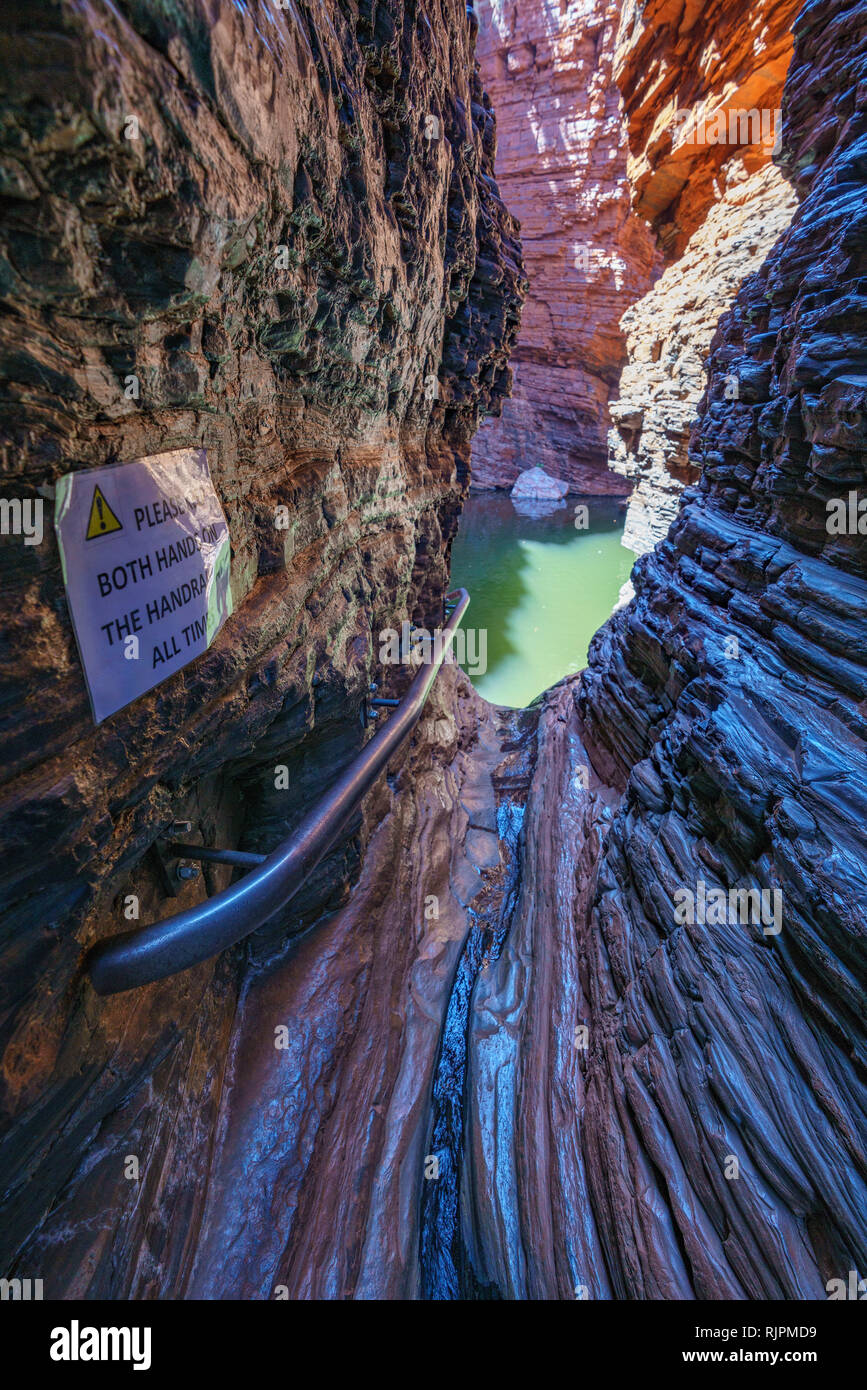 Escursionismo al corrimano in piscina nel weano gorge nel karijini national park, Australia occidentale Foto Stock