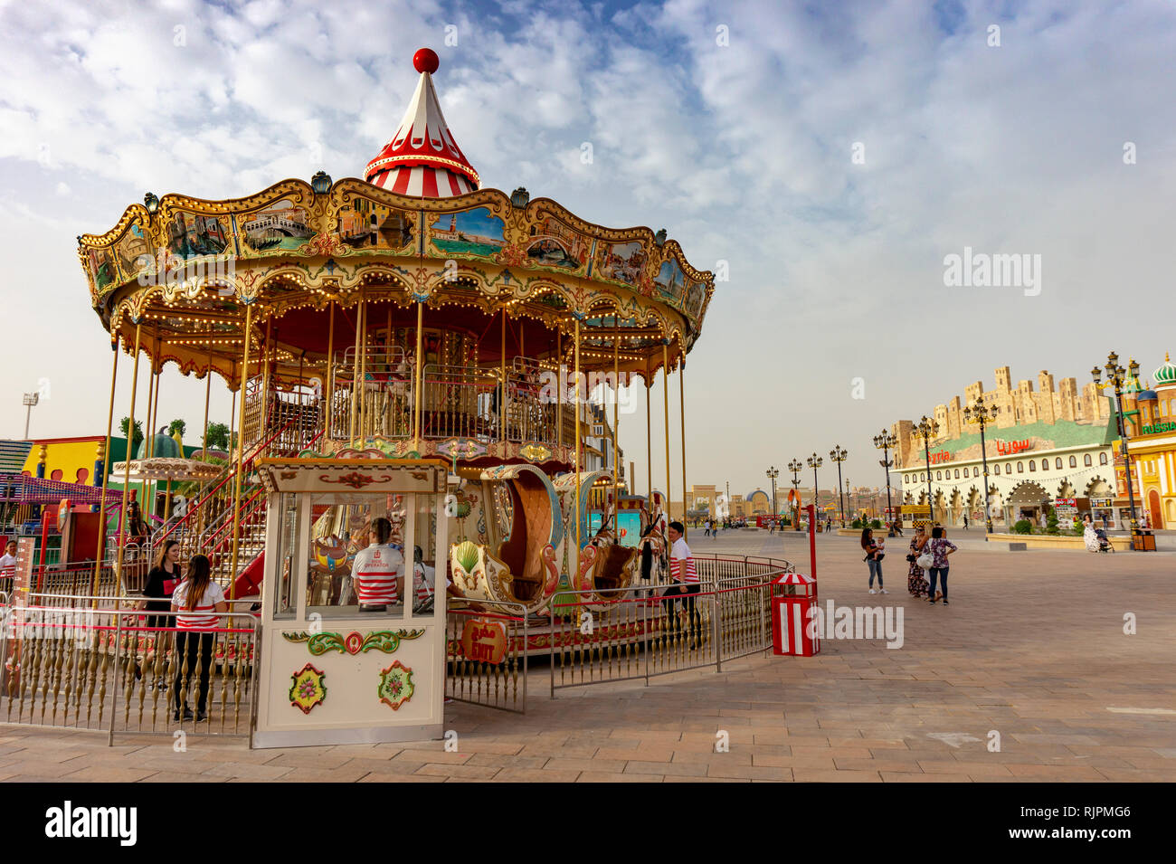 Dubai, UAE / 11. 06. : 2018 colorato decorato giostra Merry Go Round nel villaggio globale Foto Stock