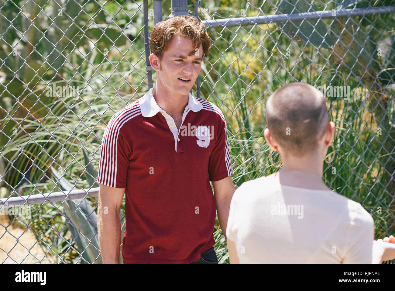 Giovane uomo e donna amico sul marciapiede suburbane, Los Angeles, California, Stati Uniti d'America Foto Stock