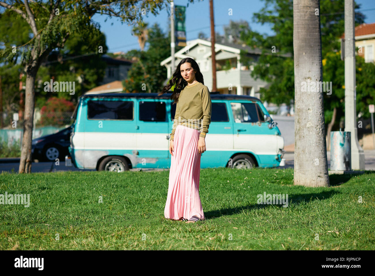 Giovane donna in maxi gonna in park, ritratto, Los Angeles, California, Stati Uniti d'America Foto Stock