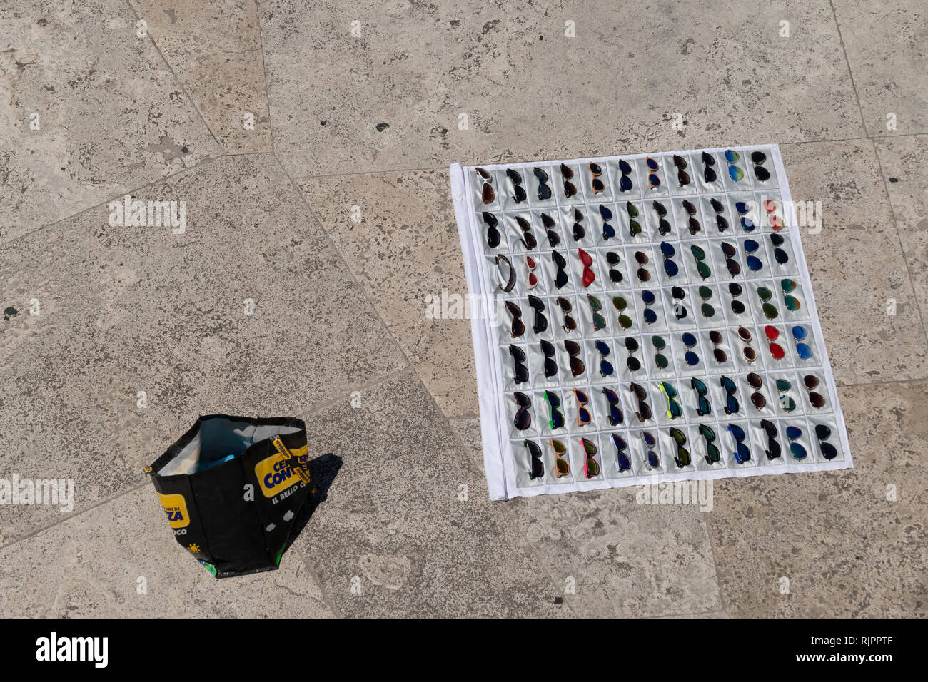 Occhiali da sole, contraffazioni, display da un illegale street venditore in Roma, Italia Foto Stock