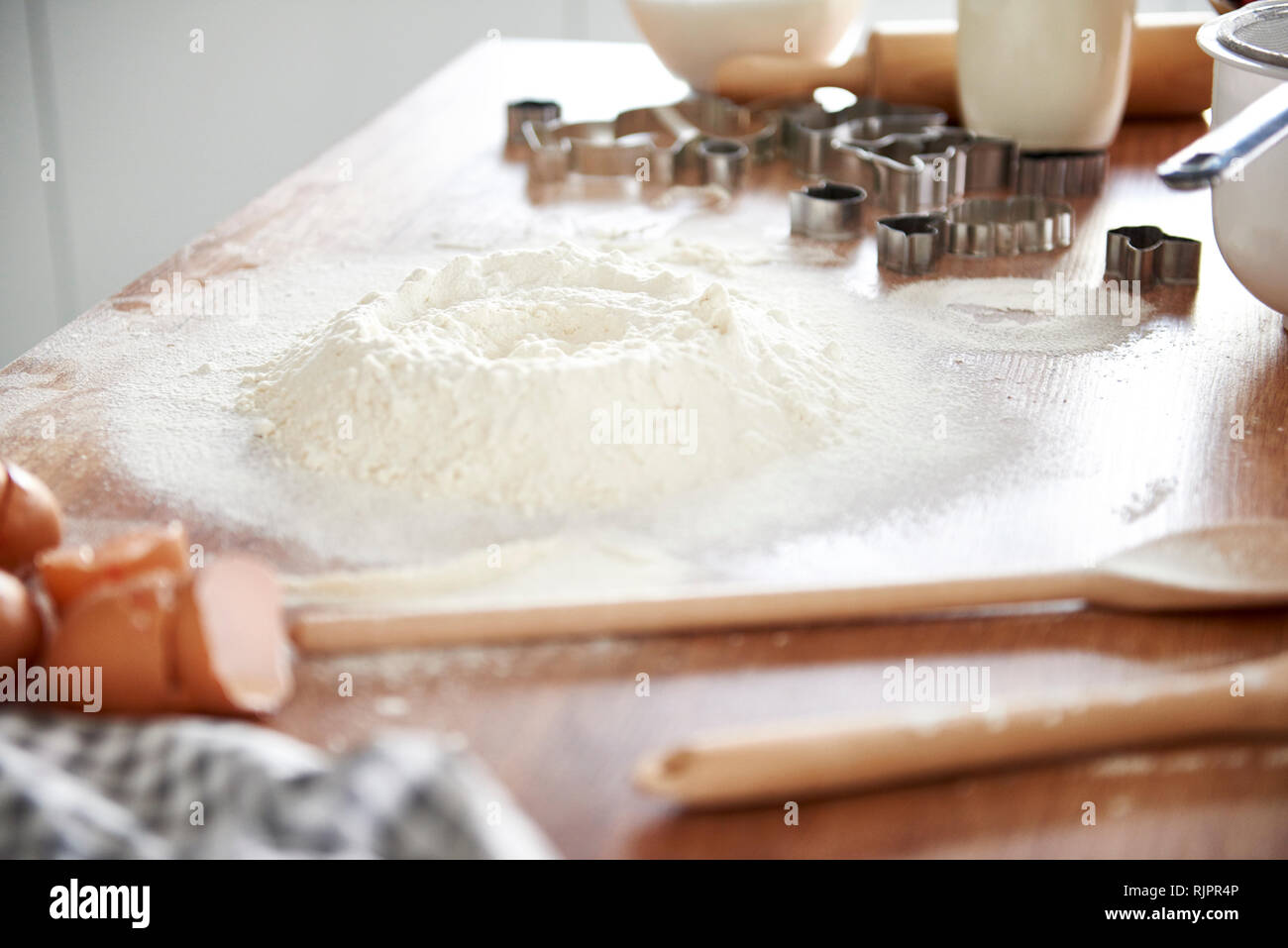 Farina, utensili da forno sul piano di cucina Foto Stock