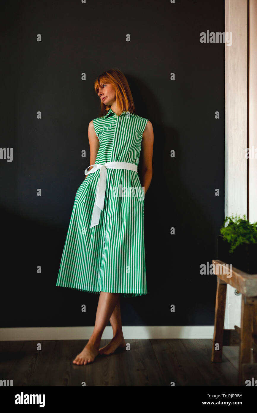 La donna in verde abiti estivi Foto Stock